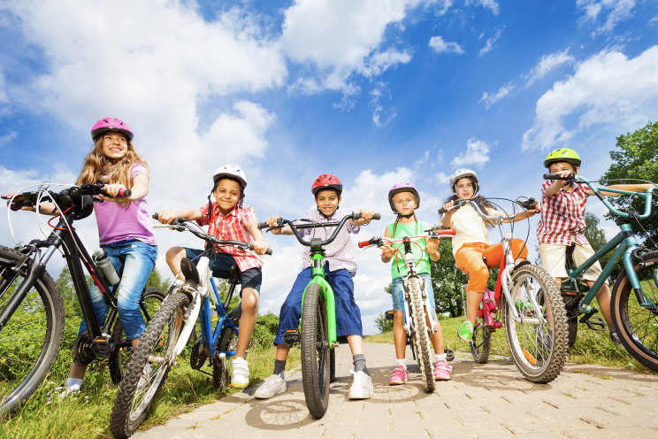 Foto seis niños y niñas en bicicleta